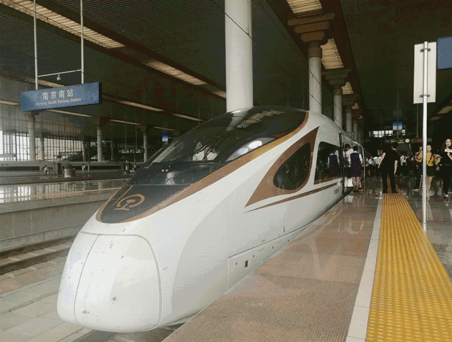 中國(guó)最牛動(dòng)車(chē)“復(fù)興號(hào)”,可以用手機(jī)數(shù)據(jù)線給手機(jī)充電的動(dòng)車(chē)