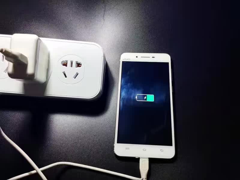 手機充滿電后要養(yǎng)成及時拔掉數(shù)據(jù)線和充電器的習慣